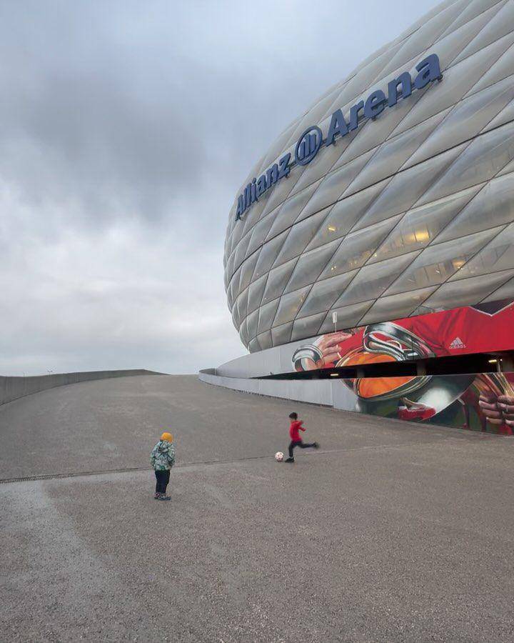Cherly Juno dan keluarga di Allianz Arena (instagram.com/cherly7uno)