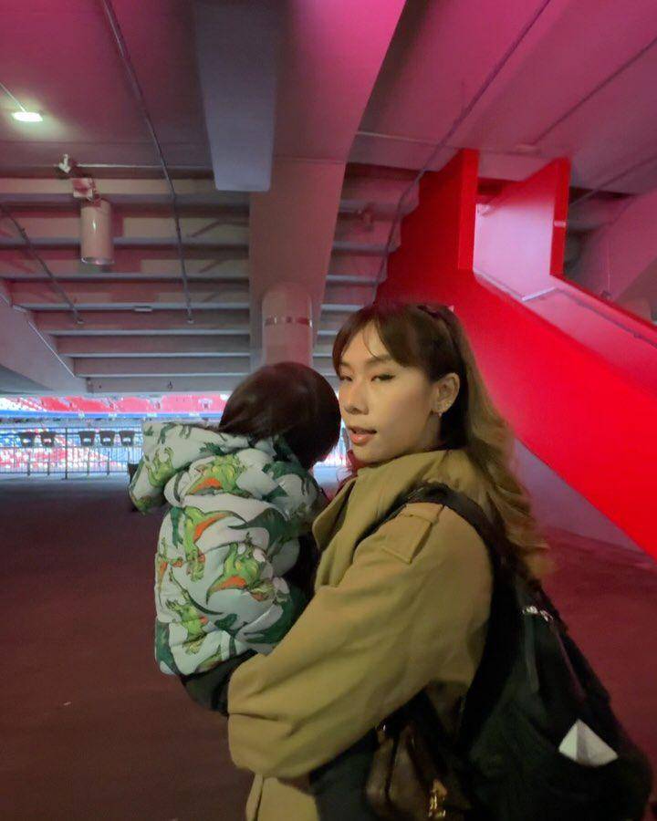Cherly Juno dan keluarga di Allianz Arena (instagram.com/cherly7uno)
