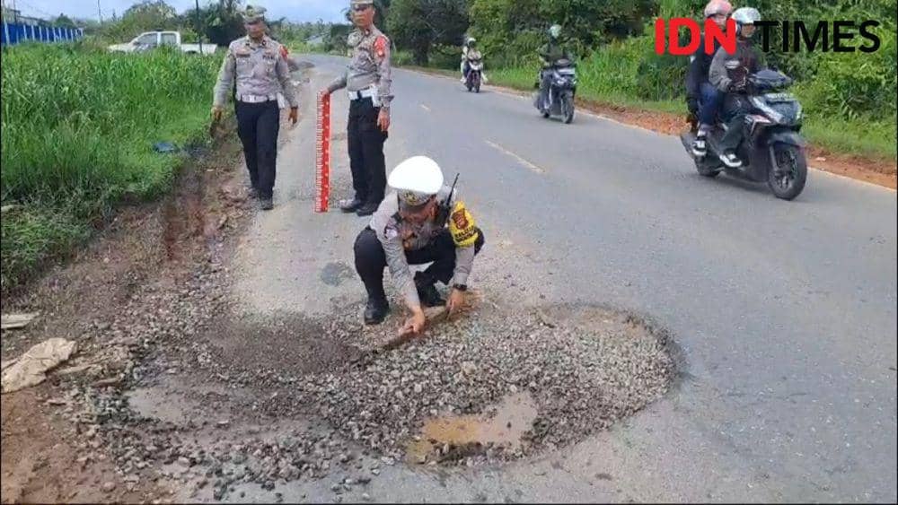 Sat Lantas Polres Kubu Raya tutup lubang dengan bahan seadanya. (IDN Times/Polres Kubu Raya).