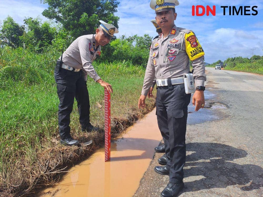 Sat Lantas Polres Kubu Raya memantau lubang di Jalan Trans Kalimantan. (IDN Times/Polres Kubu Raya).