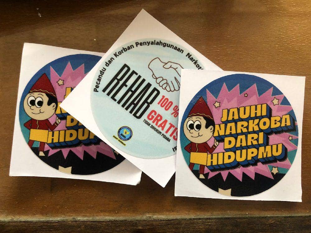 Stiker yang akan dipasang oleh BNNP Sumbar di tempat hiburan malam (Foto: IDN Times/Halbert Caniago)