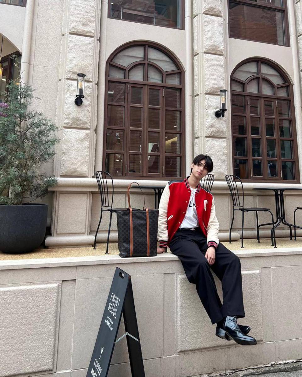 styling jaket varsity ala Dunk Natachai (instagram.com/dunknatachai)