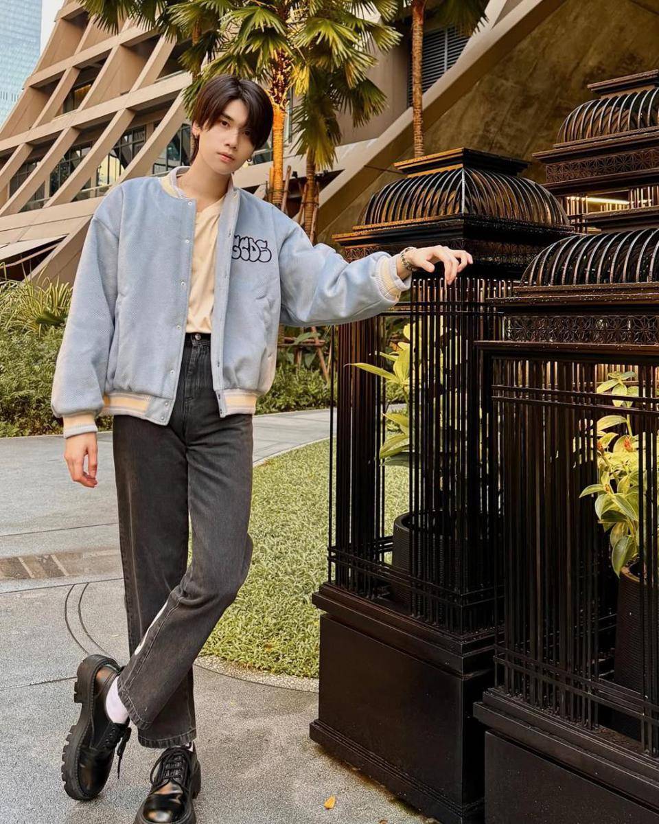 styling jaket varsity ala Dunk Natachai (instagram.com/dunknatachai)