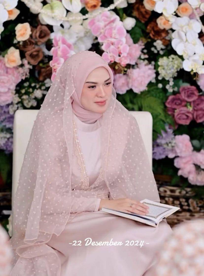 potret pengajian pernikahan Delia Septianti (Instagram.com/deliaseptianti)