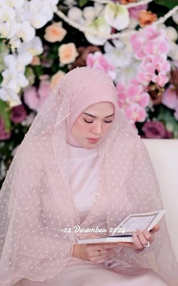 potret pengajian pernikahan Delia Septianti (Instagram.com/deliaseptianti)