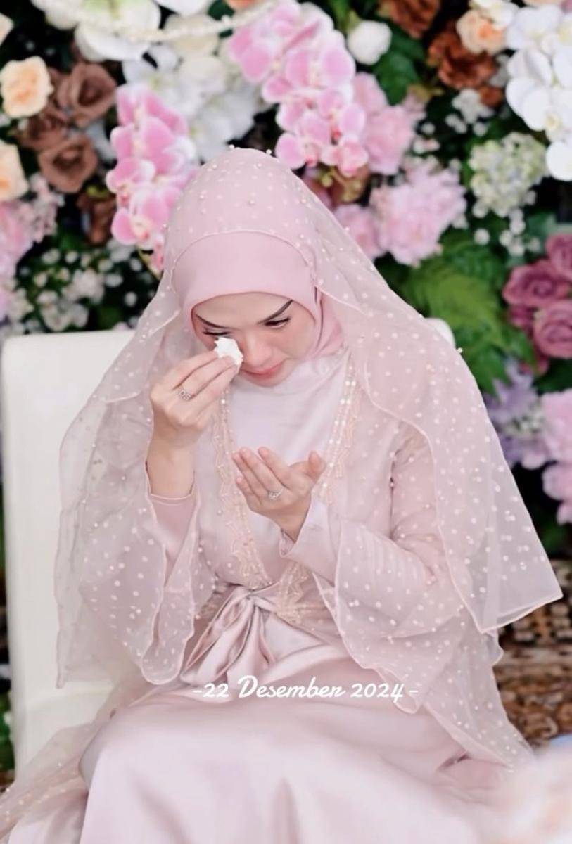 potret pengajian pernikahan Delia Septianti (Instagram.com/deliaseptianti)