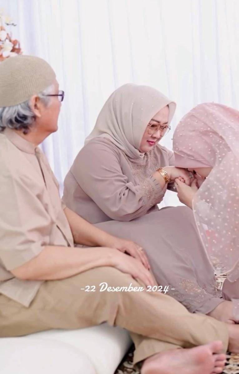potret pengajian pernikahan Delia Septianti (Instagram.com/deliaseptianti)