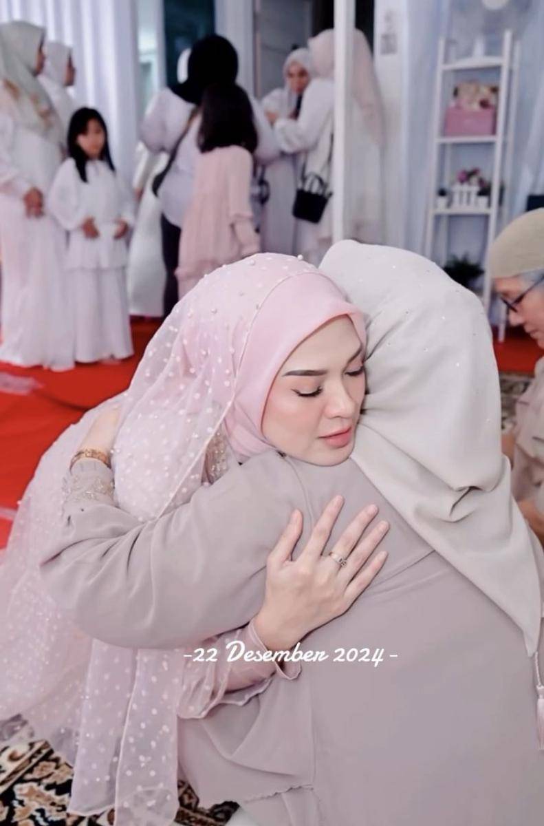 potret pengajian pernikahan Delia Septianti (Instagram.com/deliaseptianti)