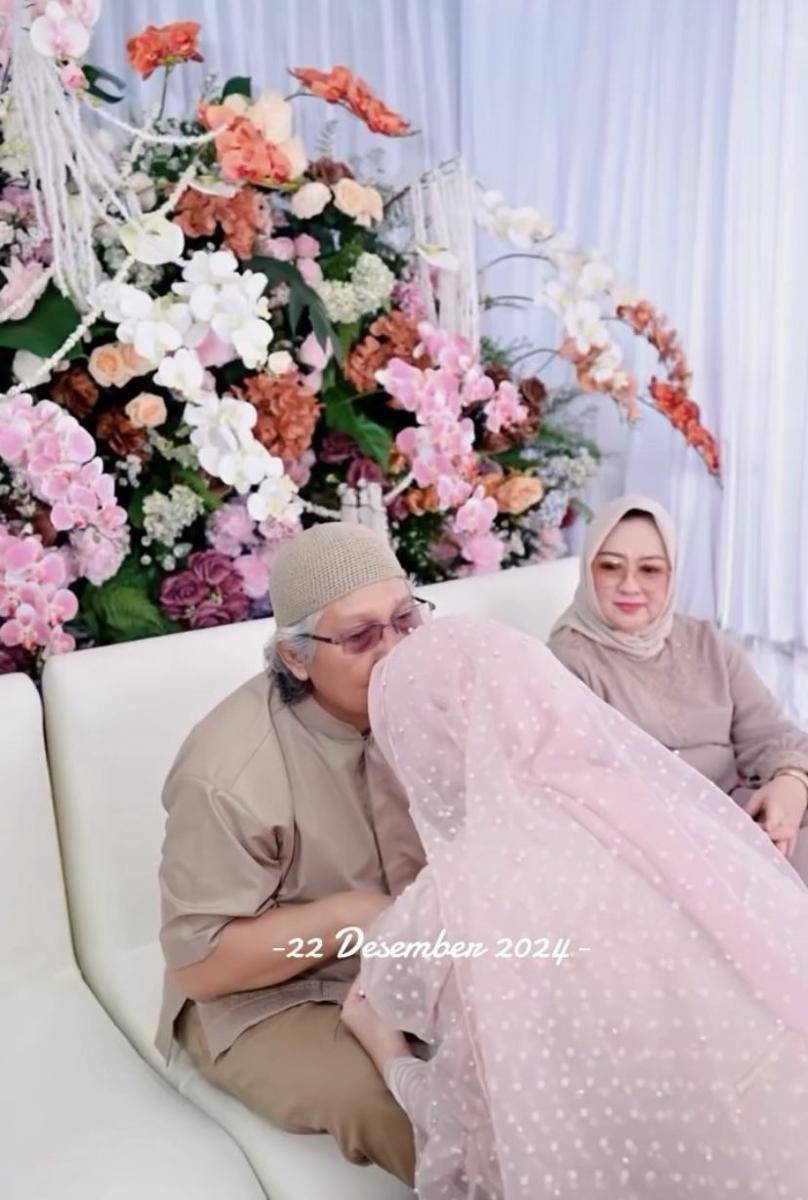 potret pengajian pernikahan Delia Septianti (Instagram.com/deliaseptianti)