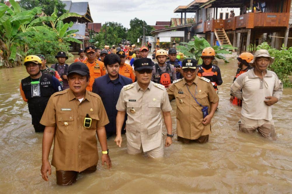 Pj Gubernur Sulawesi Selatan, Zudan Arif Fakrulloh (tengah) didampingi Bupati Soppeng Andi Kaswadi Razak (kiri) saat meninjau lokasi banjir di Kelurahan Cabenge, Kecamatan Lilirilau, Kabupaten Soppeng, Senin (23/12/2024). (Dok. Humas Pemprov Sulsel)