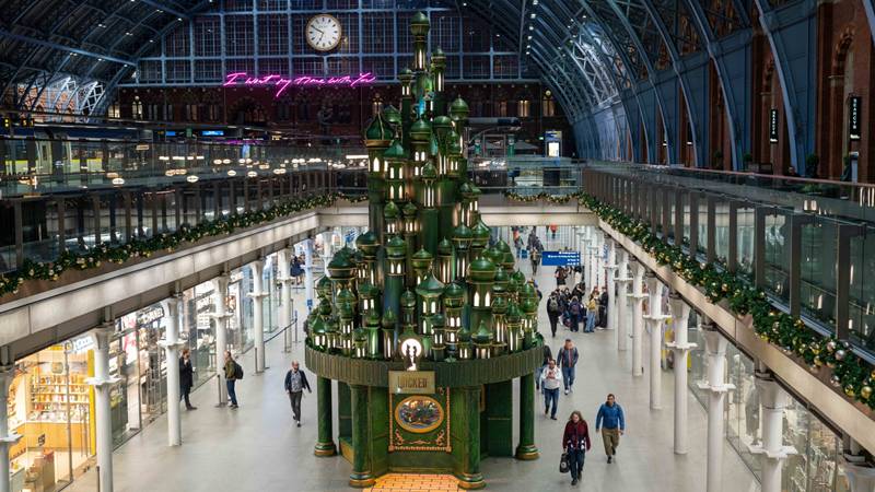 Potret pohon Natal bertema Wicken di London (dok. St. Pancras International Station)