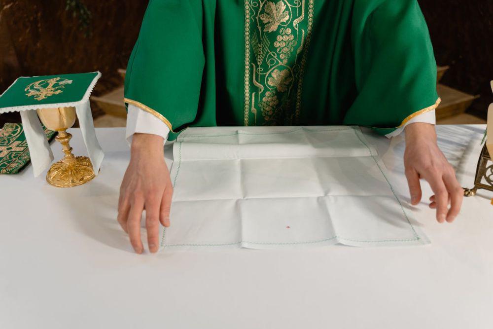 Warna Liturgi Malam Natal 2024 dan Makna Spiritualnya