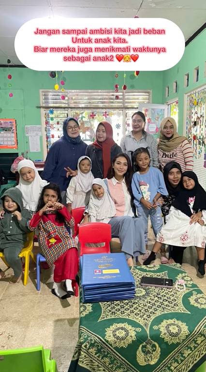 Dea Lestari saat jadi kepala sekolah (tiktok.com/dealestari333)