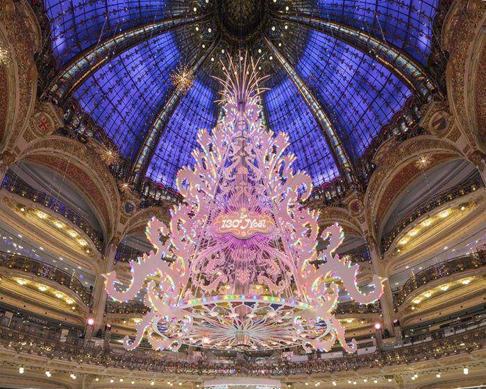 Potret pohon Natal di Galeries Lafayette, Paris (haussmann.galerieslafayette.com)