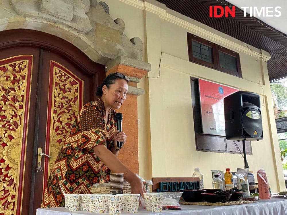 Demo memasak  ala Buku Mustikarasa bersama Dibiarma Darmawan dari Jendranath. (IDN Times/Yuko Utami)