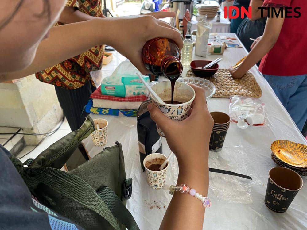 Peserta Manusia 3.0 mencicipi gula juruh. (IDN Times/Yuko Utami)