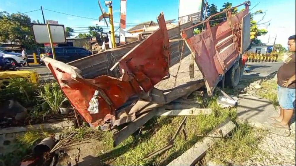 Kondisi truck gandeng yang tertabrak kereta api di Blitar. IDN Times/ istimewa