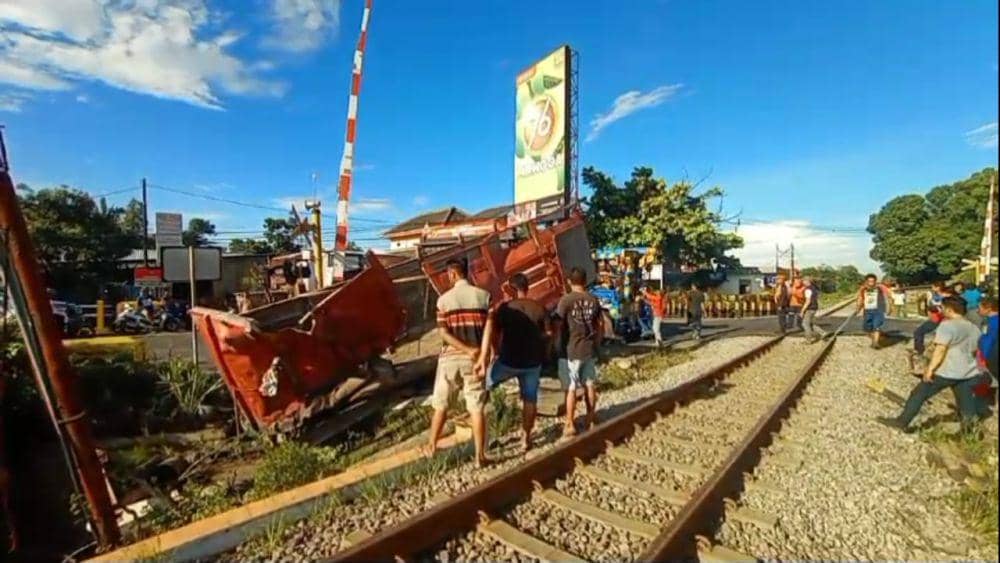 Truk di Blitar Tertabrak Kereta Api Lantaran Petugas Ketiduran