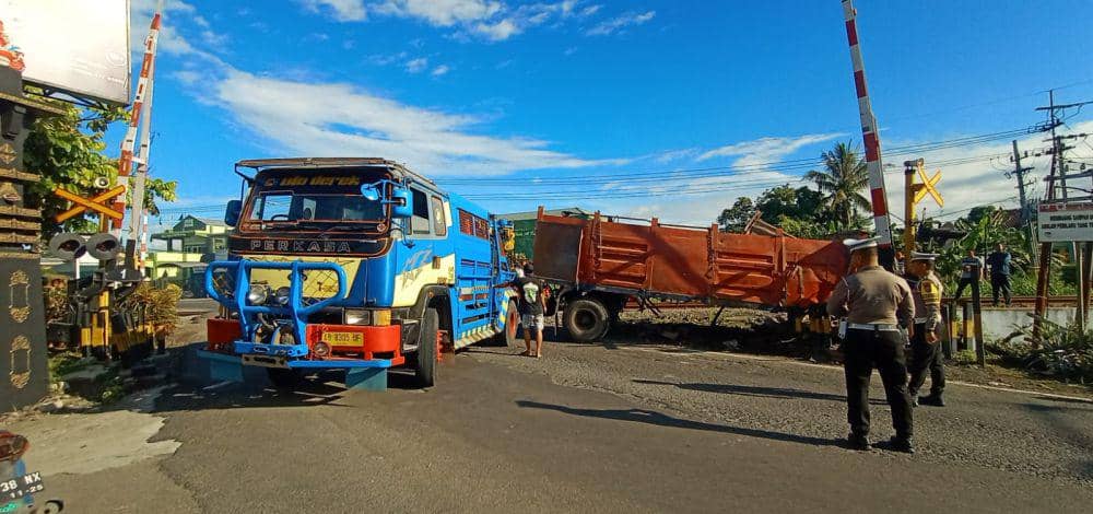 Kondisi truck gandeng yang tertabrak kereta api di Blitar. IDN Times/ istimewa