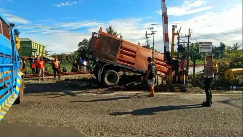 Kondisi truck gandeng yang tertabrak kereta api di Blitar. IDN Times/ istimewa