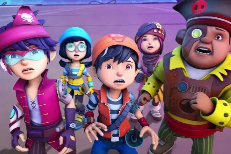 Kokraklari bilan vasvasaga solayotgan ayol videosi Dik va mushuk birida