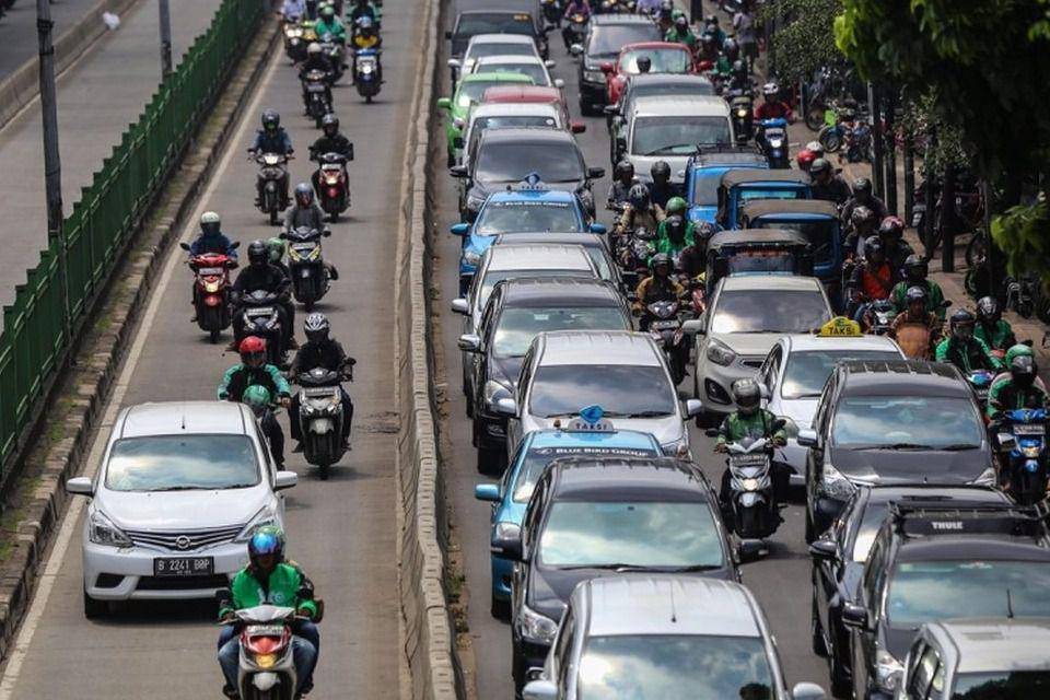Pelanggaran Jalur Transjakarta oleh pengendara sepeda motor dan mobil. (KOMPAS.com/GARRY ANDREW LOTULUNG)