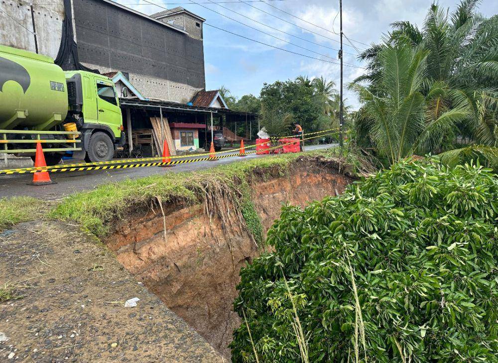 Jalan Lintas Sekayu-Lubuk Linggau nyaris longsor. (Dok. Polres Muba)