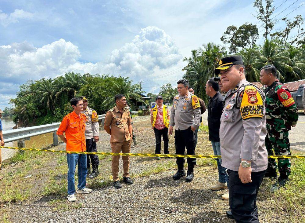 Kapolres saat meninjau Jalan Lintas Sekayu-Lubuk Linggau nyaris longsor. (Dok. Polres Muba)