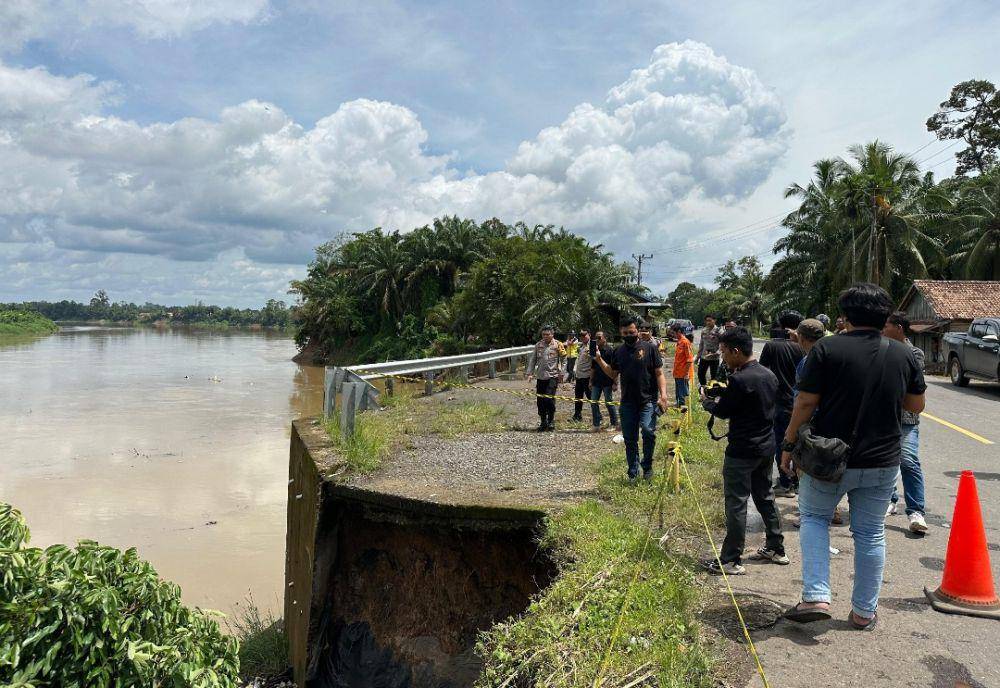 Kapolres Muba saat meninjau Jalan Lintas Sekayu-Lubuk Linggau nyaris longsor. (Dok. Polres Muba)