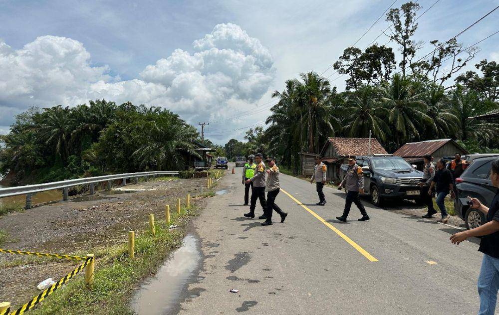 Jalan Lintas Sekayu-Lubuk Linggau nyaris longsor. (Dok. Polres Muba)