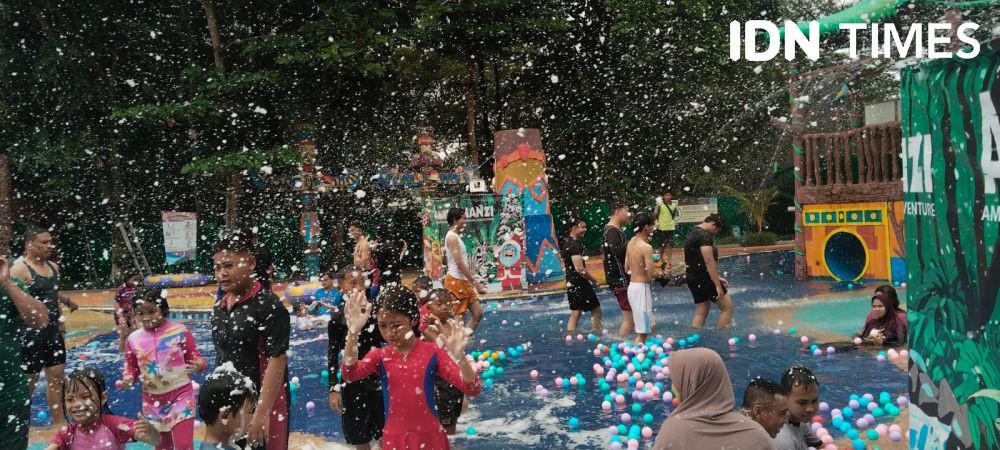Suasana Natal Palembang: Ada Salju di Wahana Air Amanzi (IDN Times/Feny Maulia Agustin)