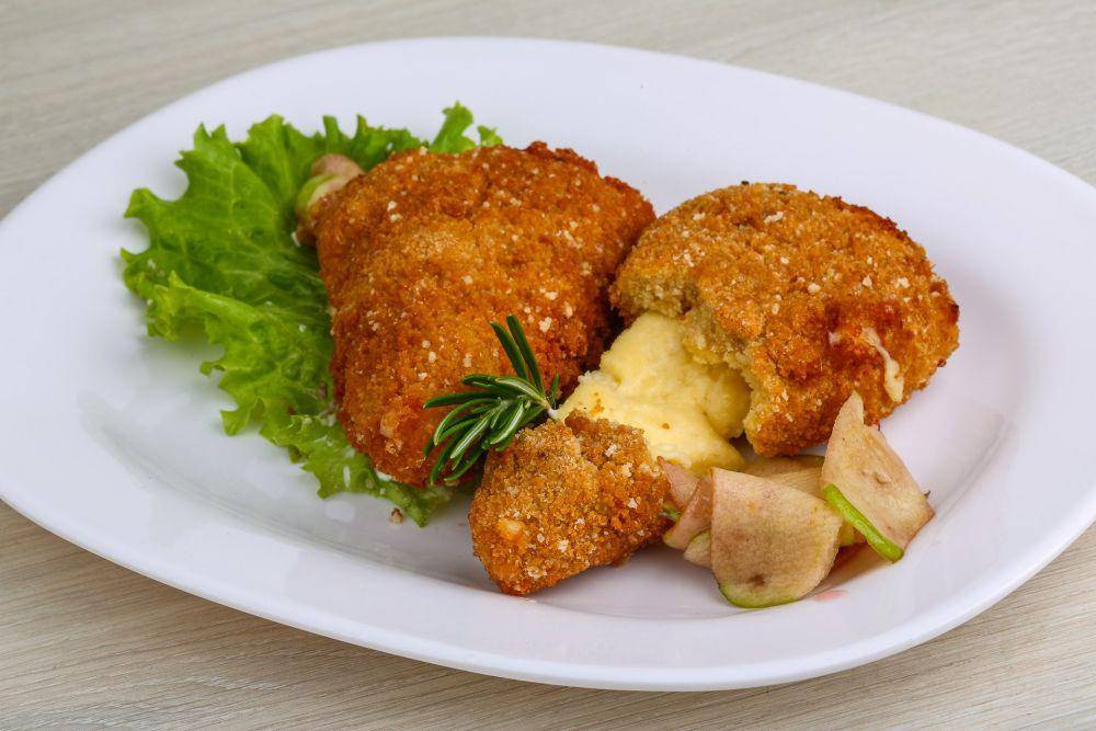 ilustrasi chicken mozarella (vecteezy.com/ast007392369)