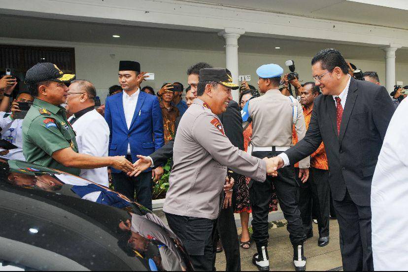 Menteri Koordinator bidang Politik Keamanan (Menko Polkam) Budi Gunawan dan Kapolri Jendral Pol Listyo Sigit Prabowo memastikan keamanan di sejumlah gereja di wilayah DKI Jakarta. (Dok. Humas Polri)