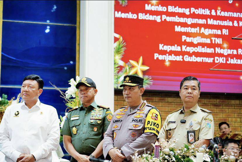 Menteri Koordinator bidang Politik Keamanan (Menko Polkam) Budi Gunawan dan Kapolri Jendral Pol Listyo Sigit Prabowo memastikan keamanan di sejumlah gereja di wilayah DKI Jakarta. (Dok. Humas Polri)