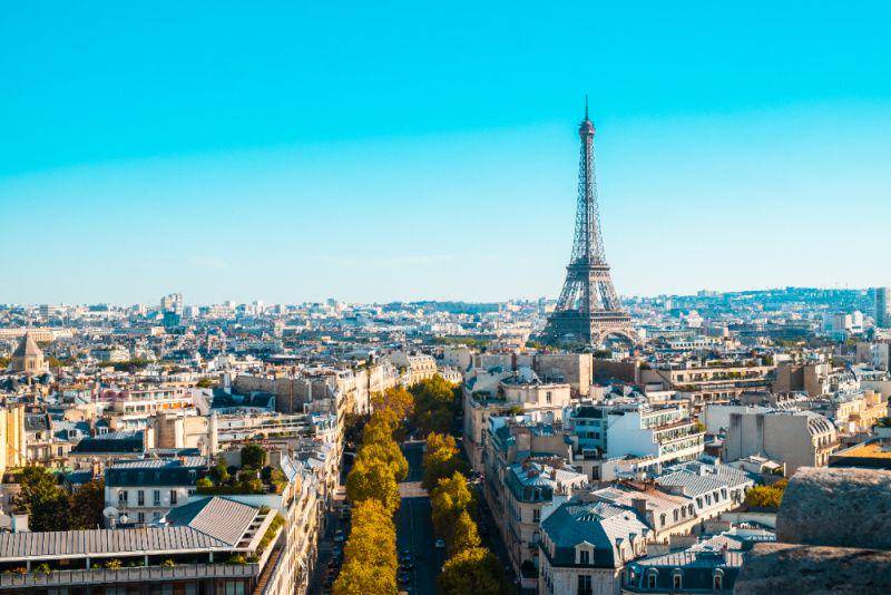 gambar pemandangan di Kota Paris (freepik.com/Wirestock)