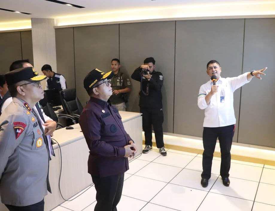 GM ASDP Cabang Bakauheni, Syamsudin menyampaikan paparan kondisi Nataru kepada Pj Gubernur Samsudin dan Kapolda Lampung Irjen Pol Helmy Santika. (Dok. Pemprov Lampung).