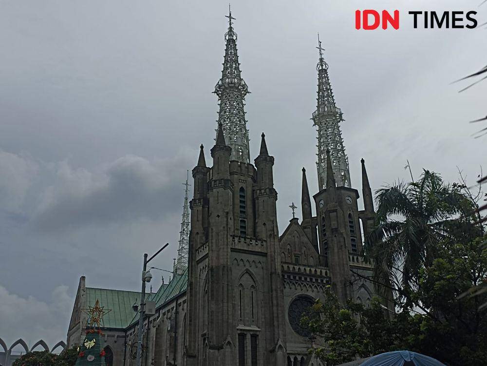 Ilustrasi Gereja Katedral Jakarta. (IDN Times/Amir Faisol)
