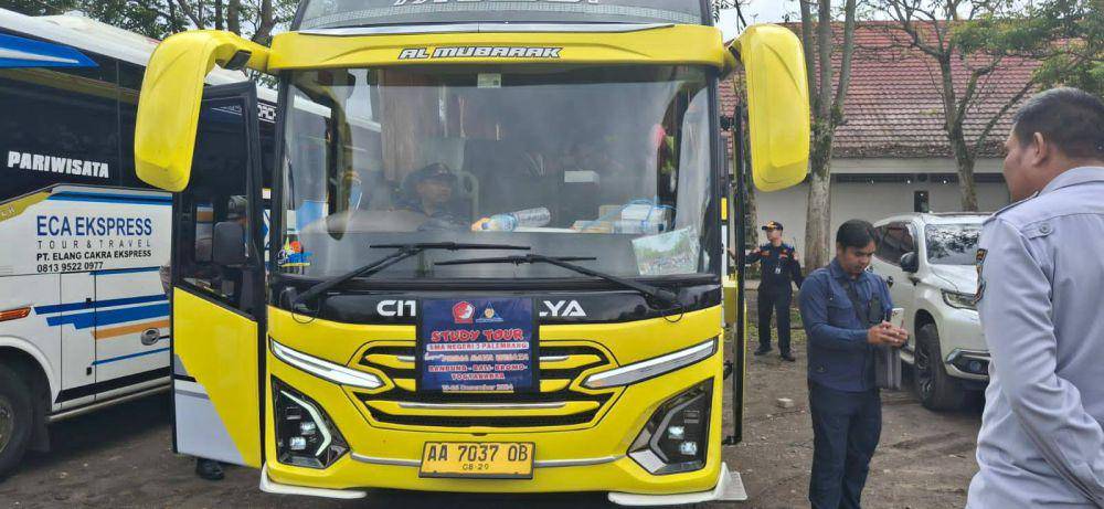 Pemeriksaan Kelaikan Bus di Kawasan Wisata Lembang, Kabupaten Bandung Barat. (Rizki/IDN Times)