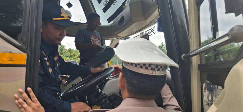 Pemeriksaan Kelaikan Bus di Kawasan Wisata Lembang, Kabupaten Bandung Barat. (Rizki/IDN Times)