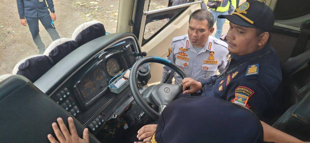 Petugas Gabungan Copot Klakson Telolet Bus di Kawasan Wisata Lembang