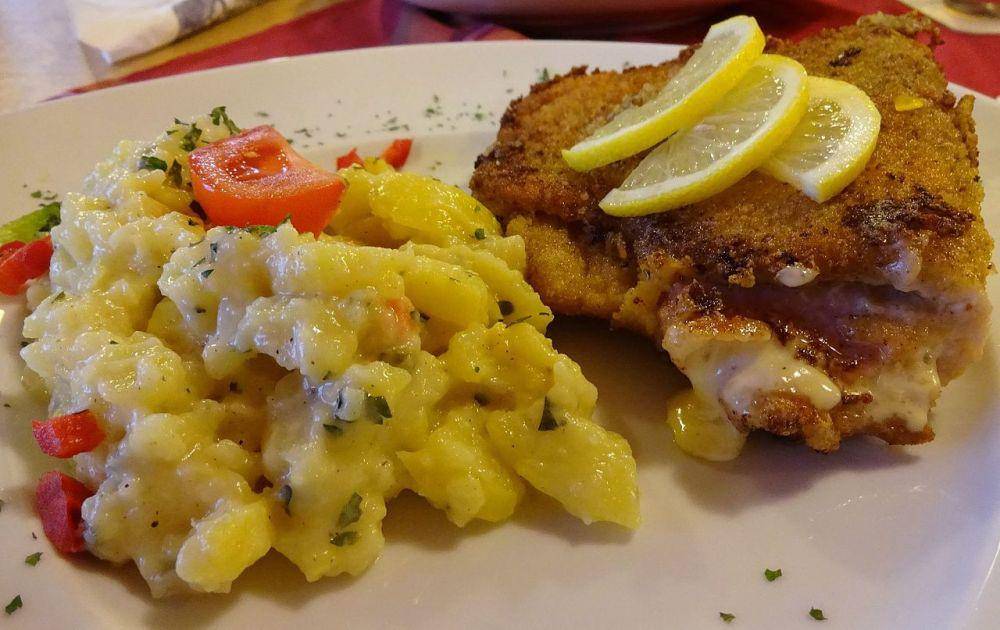 ilustrasi chicken cordon bleu disajikan dengan potato salad (commons.wikimedia.org/Benreis)