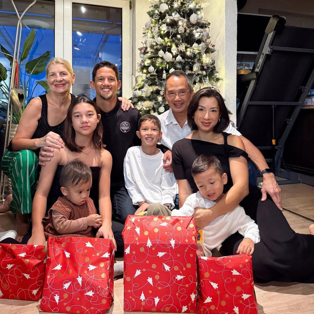 8 Potret Jennifer Bachdim dan Keluarga Rayakan Natal 2024