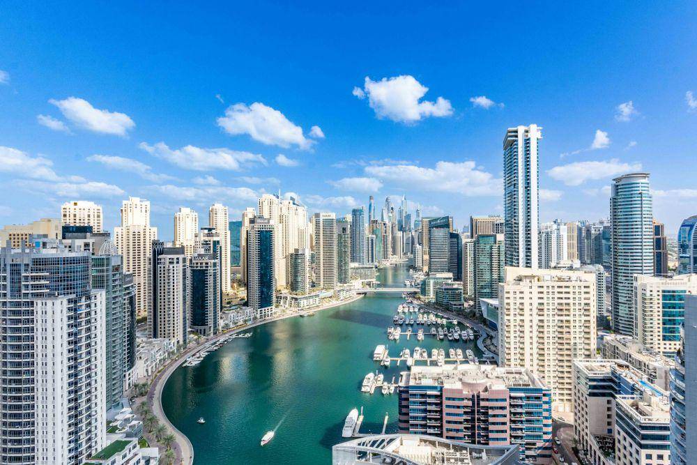 Dubai Marina (unsplash.com/Nelemson Guevarra)