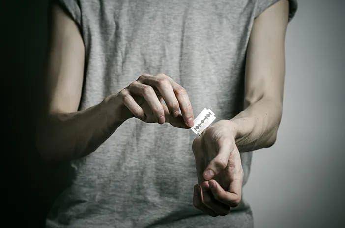 Kenali penderita penyakit kejiwaan dan orang-orang yang sedang mengalami keterpurukan (Halodoc.com)