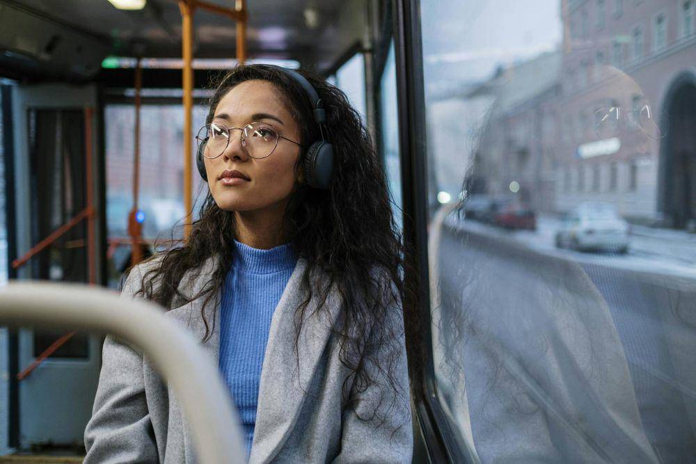 ilustrasi traveling dengan bus (pexels.com/cottonbro studio)