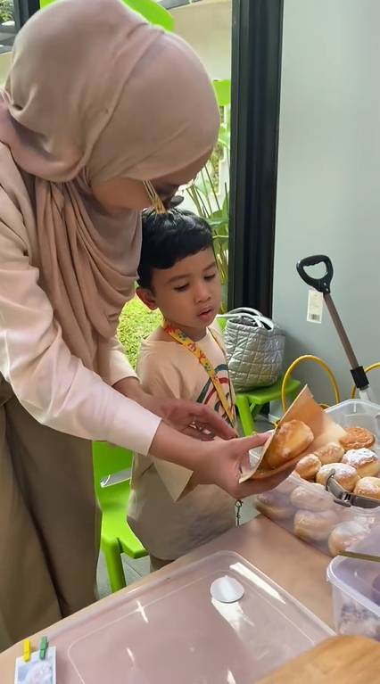 Ukkasya belajar jualan (instagram.com/zaskiasungkar)