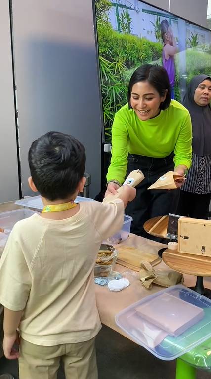 Ukkasya belajar jualan (instagram.com/zaskiasungkar)