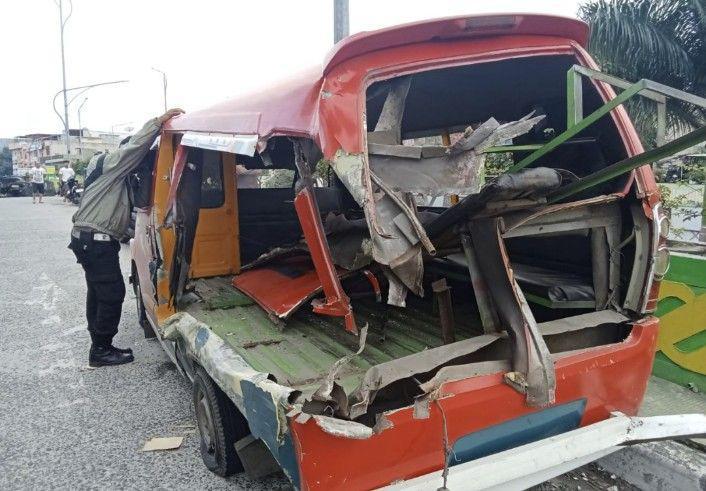 Angkot Kejar-kejaran Sewa Berakhir Ringsek, 3 Penumpang Jadi Korban