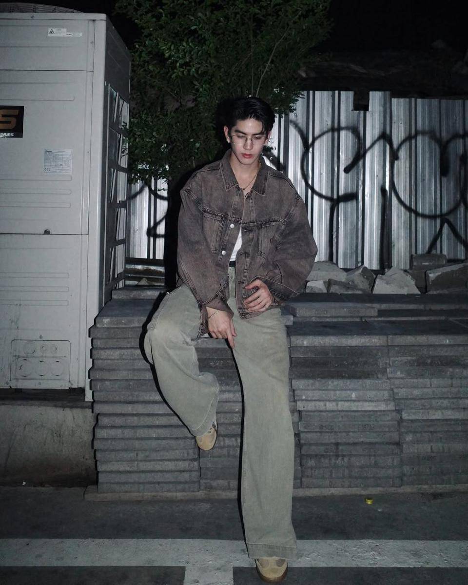 outfit loose pants jeans ala Sea Tawinan (instagram.com/sea_tawinan)