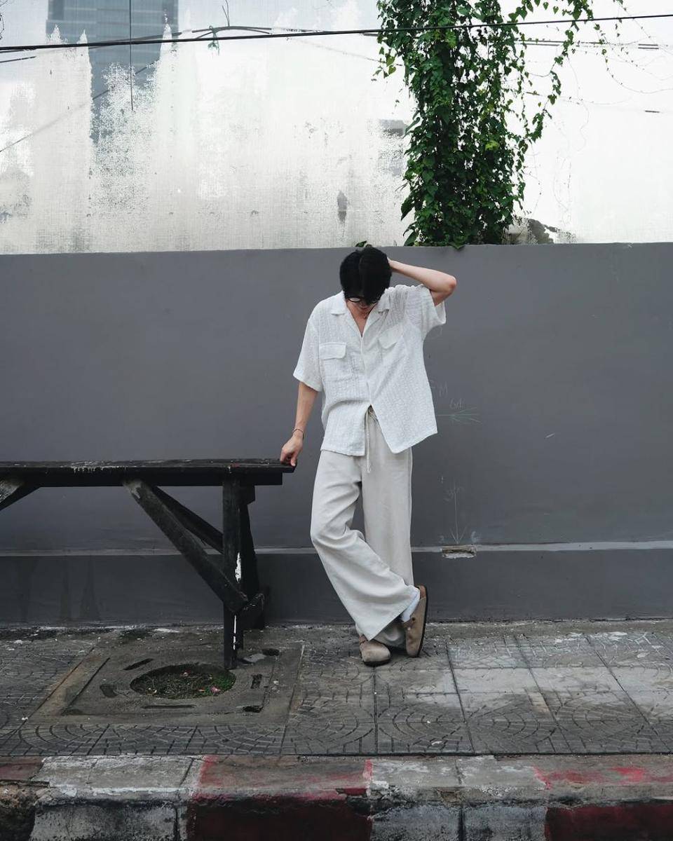 outfit loose pants jeans ala Sea Tawinan (instagram.com/sea_tawinan)